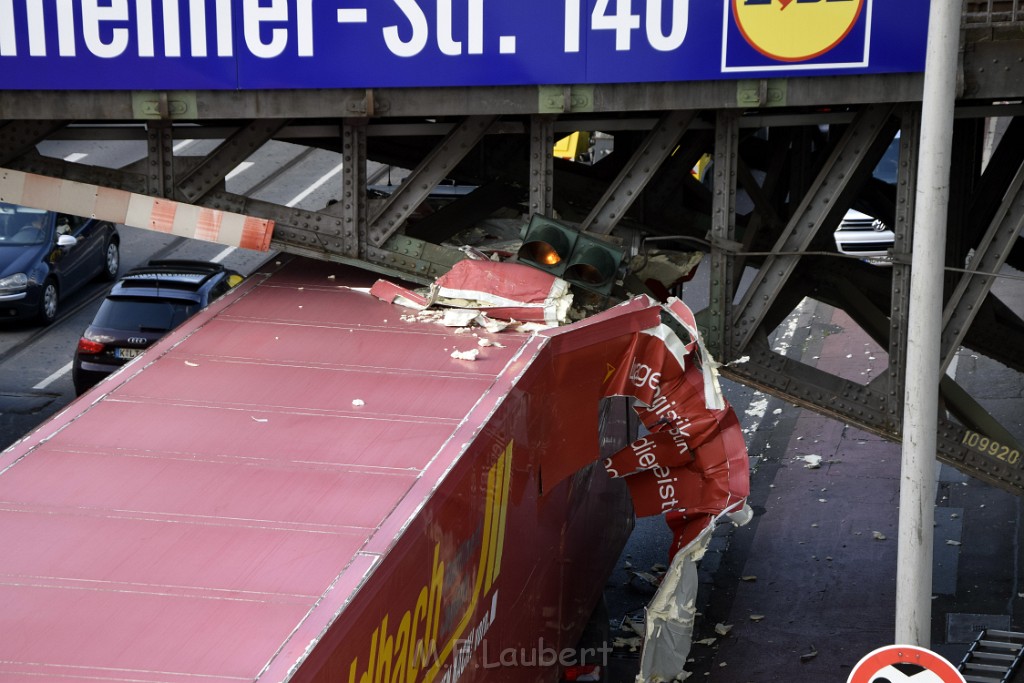 LKW blieb unter Bruecke haengen Koeln Deutz Opladenerstr Deutz Muelheimerstr P045.JPG - Miklos Laubert